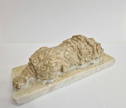 null SEVRES 
Sculpture représentant un chien allongé en porcelaine à couverte irisée...