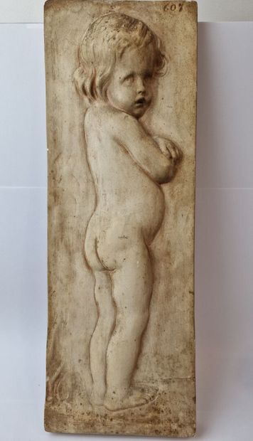 null Bas-relief en plâtre figurant un jeune enfant nu de dos, se chauffant.
46x16...