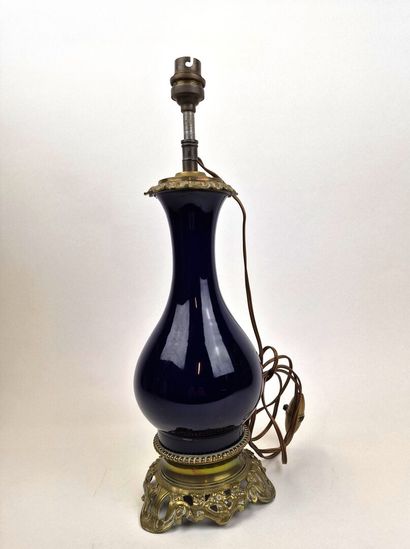 null CHINE
Vase de forme balustre en porcelaine monochrome bleue 
(Monté en lampe,...