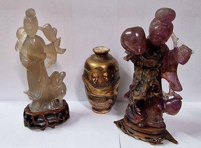 null Un lot composé de deux statuettes et d'un vase en porcelaine, Chine et Japon,...