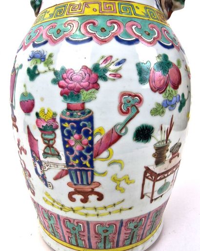 null CHINE 
Vase en porcelaine polychrome à décor de vases, pots de fleurs, livres......