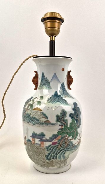null CHINE 
Vase balustre en porcelaine polychrome à décor d'habitations dans un...