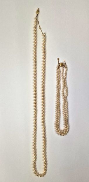 null Lot de deux colliers de perles de culture : 
un collier double rangs en chute...