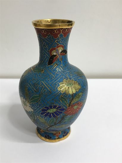 null CHINE XIXe
Paire de vases miniatures de forme balustre en cloisonné à décor...