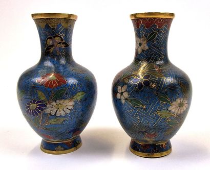 null CHINE XIXe
Paire de vases miniatures de forme balustre en cloisonné à décor...