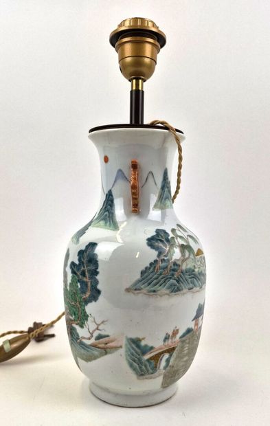 null CHINE 
Vase balustre en porcelaine polychrome à décor d'habitations dans un...