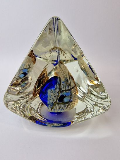 null Claude MONOD (1944-1990)
Sculpture en verre de forme pyramidale, les colorations...