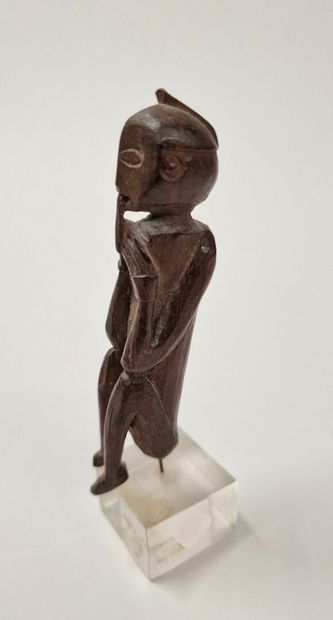 null PAPUA NEW GUINEA
Carved wooden statuette of an ancestor playing the flute
Plexiglas...