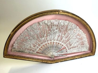 null Folded fan presented in its frame
Mother-of-pearl frame with gold and silver...
