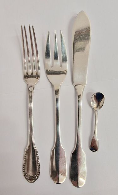 null Set of cutlery and serving piece in 950 ‰ (Minerve) silver and 925 ‰ English...