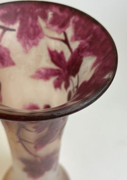 null François Théodore LEGRAS (1839-1916)
Acid-etched blown glass vase decorated...