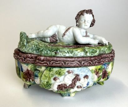 null Oval candy dish in barbotine
Socket with putti decoration
L.: 17 cm - H.: 14...