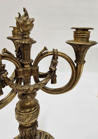 null Pair of ormolu candelabra with three arms featuring hunting horns
LXVI style
H....