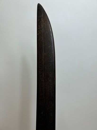 null GILBERT ISLANDS
Natural wood saber with brown patina
Possibly a ratiraku stick...