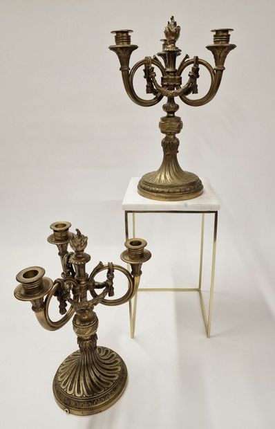 null Pair of ormolu candelabra with three arms featuring hunting horns
LXVI style
H....