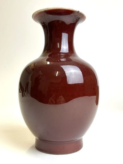 null CHINA
Oxblood porcelain baluster vase
20th century
H. 21 cm
(chip and restoration...