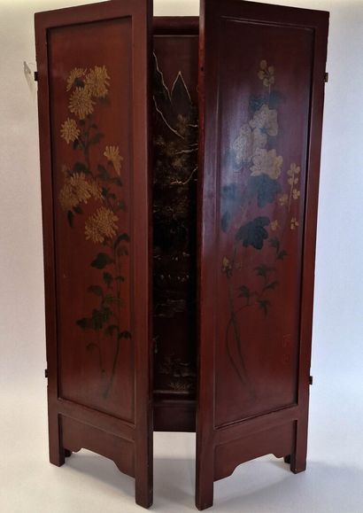 null CHINA 
Small three-leaf lacquer screen decorated with a lively mountain landscape...