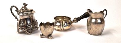 null Silver lot including : 
- A silver egg cup
Minerve hallmark 1st grade 950 ‰...