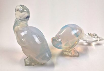 null FERJAC France
2 opalescent pressed molded glass prints of ducks
Signed on base
H....