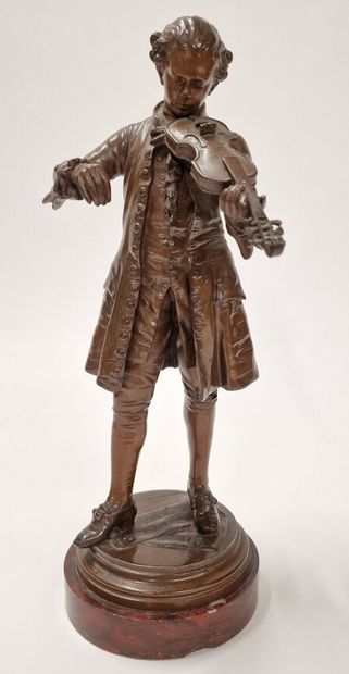null Set of four statuettes in patinated regula including : 
- Léon Grégoire (19th-20th)
Mozart...