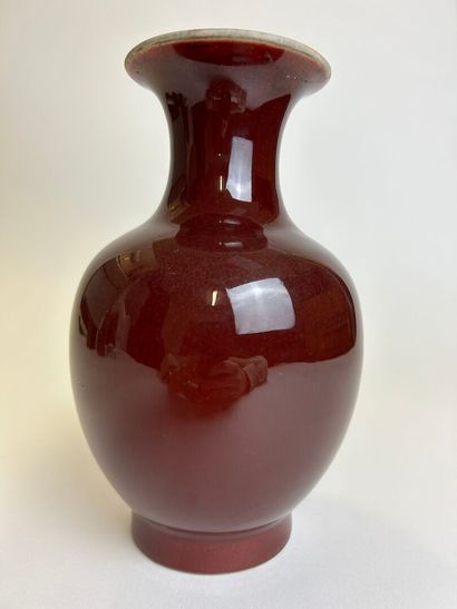 null CHINA
Oxblood porcelain baluster vase
20th century
H. 21 cm
(chip and restoration...