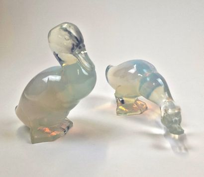null FERJAC France
2 opalescent pressed molded glass prints of ducks
Signed on base
H....