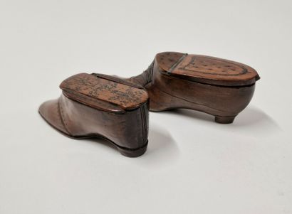 null Set of two shoe-shaped snuffboxes in carved and engraved wood. 
The lids are...