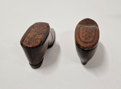 null Set of two shoe-shaped snuffboxes in carved and engraved wood. 
The lids are...