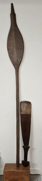 null PAPUA NEW GUINEA, Trobriand Island
Carved natural wood paddle 
H. 150 cm 
(scratches,...