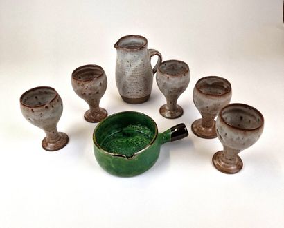 null Jacques ROGER (1920-2001) 
Enameled stoneware cider set including : 
- 1 pitcher...