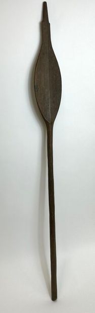 null PAPUA NEW GUINEA, Trobriand Island
Carved natural wood paddle 
H. 150 cm 
(scratches,...