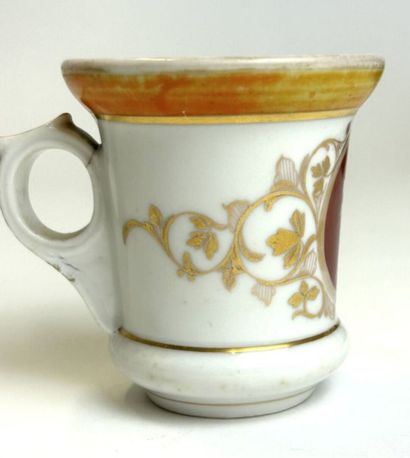 null Set of five thick porcelain "brûlots" cups decorated with profiles in medallions
H....