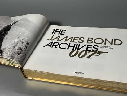 null PAUL DUNCAN, directeur de la publication. "THE JAMES BOND ARCHIVES 007". Signé...