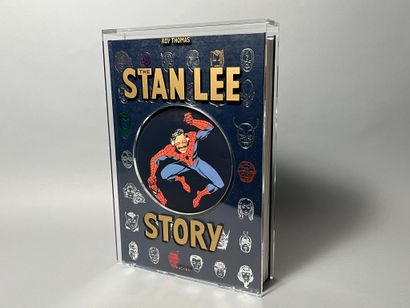 null ROY THOMAS. "THE STAN LEE STORY". Signé au feutre par Stan Lee (1922-2018),...
