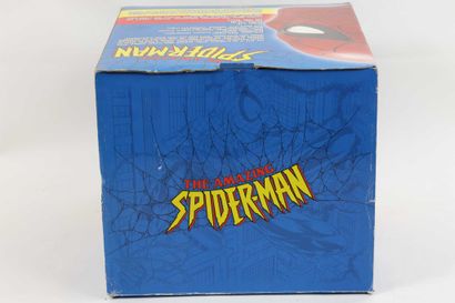 null MARVEL. Circa 2002. Buste de spiderman. Résine. 37 x 26 x 32 cm. Socle. 0036/4000....