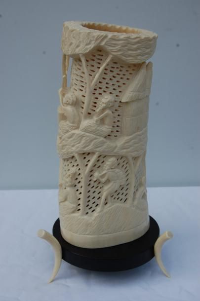 Sujet en ivoire sculpté scène de village...
