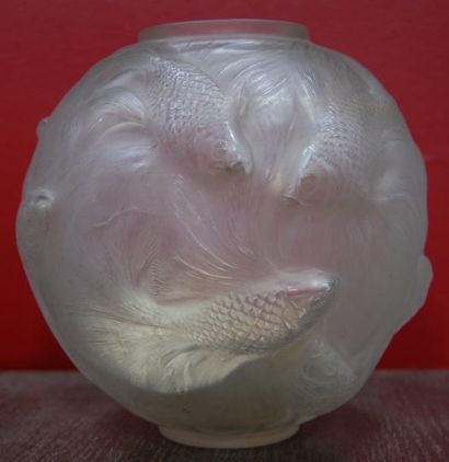 null LALIQUE René : Vase boule aux poissons, signé, H 17,5cm.