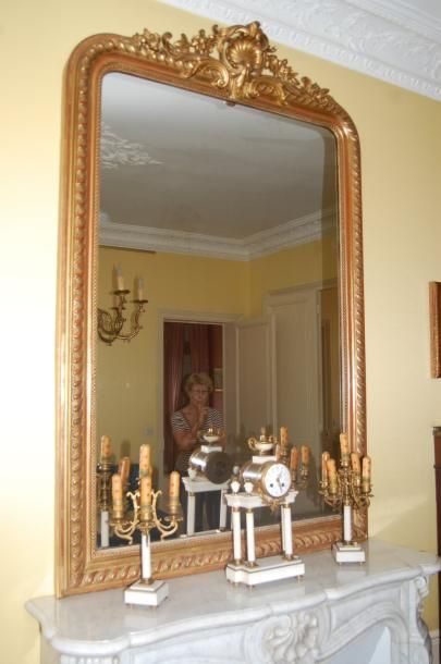 null - Important miroir à fronton doré à décor de perles et d'oves
- Garniture de...