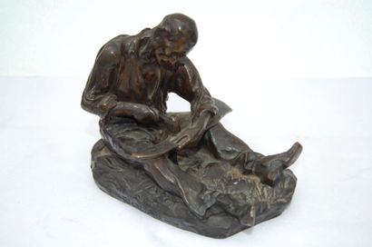 null DALOU Jules Aimé (1838-1902) : " Moissonneur affutant sa faux " Bronze à patine...