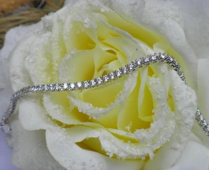 null Lot 55,1 :
Très joli bracelet ligne or blanc serti de 80 diamants pour 1,80...