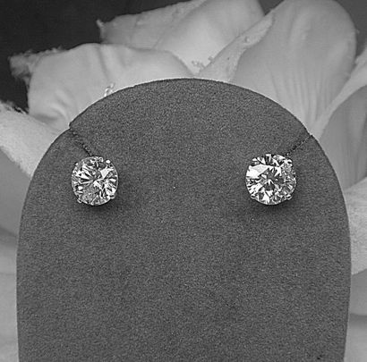 null Lot 67 : 
Paire de boucles d'oreilles or blanc, 4 griffes soutenant 2 diamants...