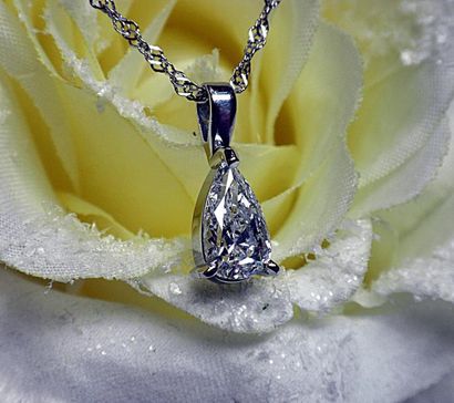 null Lot 81 :
Pendentif or blanc serti d'un diamant goutte belle qualité G/SI pesant...