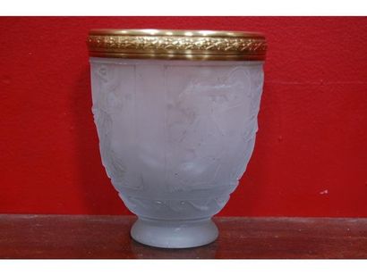 null DE FEVRE G. Vase en verre opaque à décor d'une frise de grecques , bord cerclé...