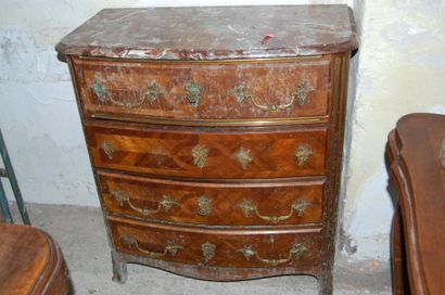 null Commode placage ouvrant à 4 tiroirs dessus marbre rouge style Louis XV
