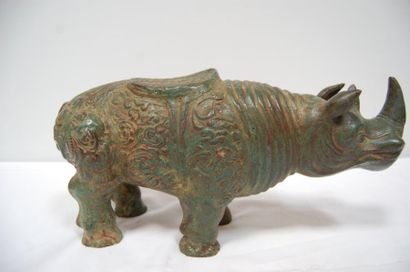 null Rhinocéros en bronze stylisé (Long 35 cm / Haut 17 cm)