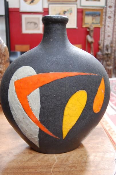 null VALLAURIS Vase en céramique à décor de motifs stylisés orange et jaune, marqué...