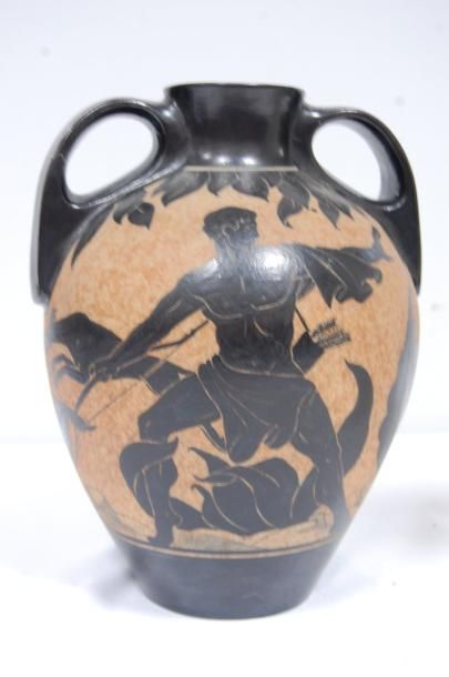 null CIBOURE : Vase décor à l'antique (haut 25 cm) R.F. signé R. Le Corrone (égrenure...
