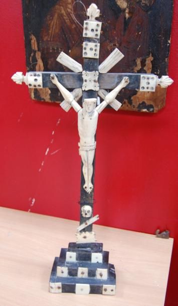 null Christ en os sur bois (Haut 44 cm) (Travail ancien)