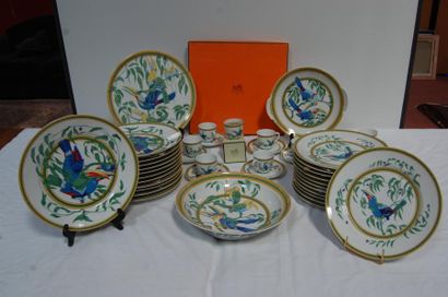 null Service de vaisselle porcelaine HERMES modèle aux toucans, 44 pièces