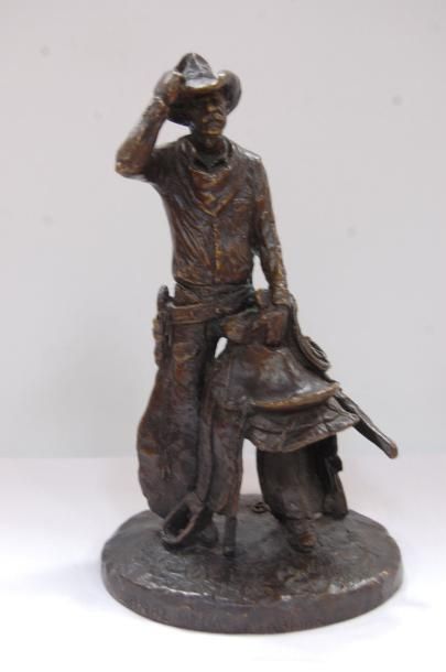 null GARMAN Michael : "Cow-boy et selle western" Bronze signé (Haut 27 cm) daté ...